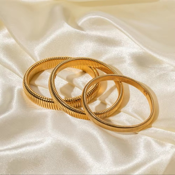 ◾️18K Gold Plated Flexible Ribbed Designed Bracelet - Picture 4 of 15